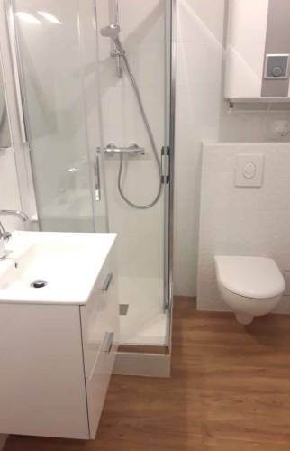 Petite salle de bain dans un studio