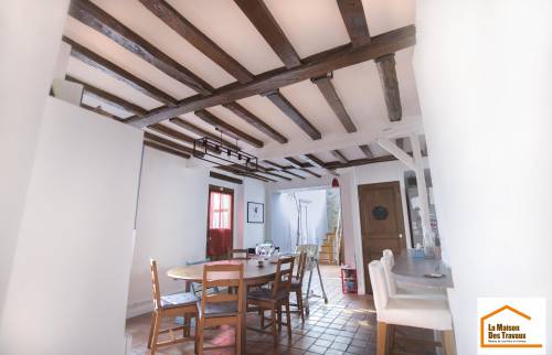 Rénovation de plafond avec poutres apparentes en chêne massif après travaux à La Ferté-sous-Jouarre (77)