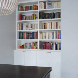 L'espace bibliothèque se fond dans le séjour