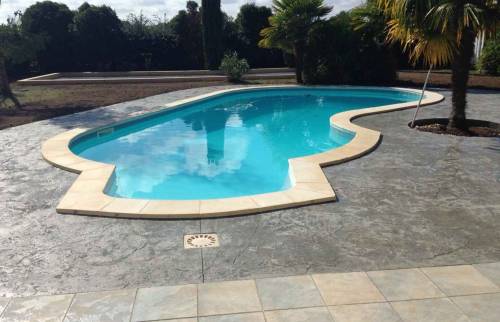 Terrasse de piscine en béton imprimé Les Gonds - Saintes 17100