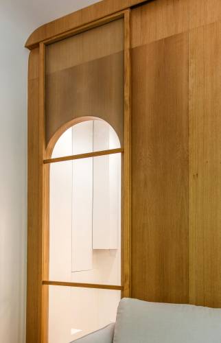 Cloison en bois avec des ouvertures en arc, un design unique à Paris 16e