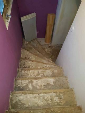 Escalier intérieur en béton avant travaux de rénovation - Moissy-Cramayel 77550