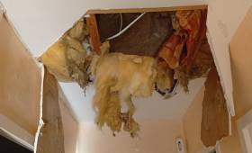 Avant travaux, trou dans le plafond 