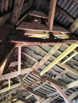 Solidarisation de la charpente bois pour une meilleure répartition des charges