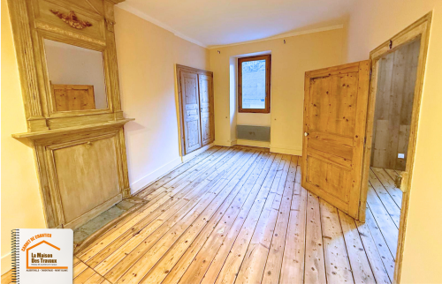 parquet massif rénovation Savoie, ponçage parquet ancien, rénovation parquet montagne, rénovation sol bois ancien, artisan parquet Savoie, la maison des travaux