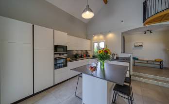 Une cuisine moderne, épurée, lumineuse