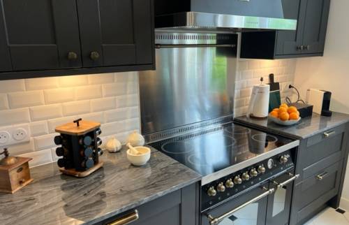 Le coin cuisson de la cuisine rénovée