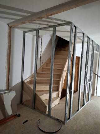 Pose de rails à placo pour cloisonner la cage d'escalier - Saint-Jean-le-Vieux 01640