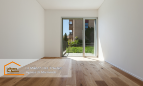 Un parquet chaleureux pour une ambiance moderne – Cette pose de parquet a complètement transformé l'intérieur, ajoutant chaleur et élégance.