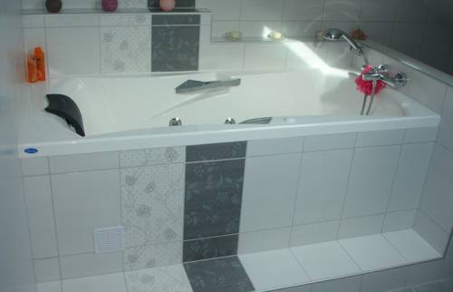  Baignoire dans une salle de bain sous les combles