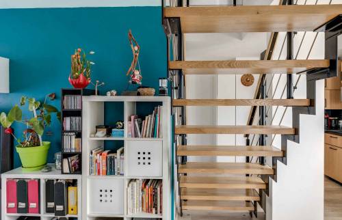 vue sous escalier salon avec escalier bois et métal