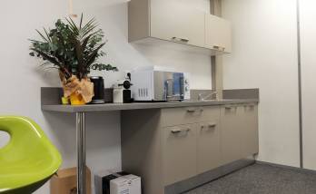 Aménagement d'une mini-cuisine dans un espace détente pour les locaux d'une agence de communication, Lyon Vaise