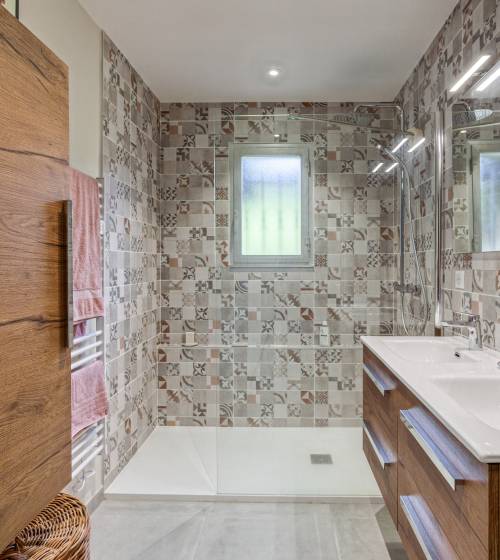 nouveau sèche serviette dans la salle de bain