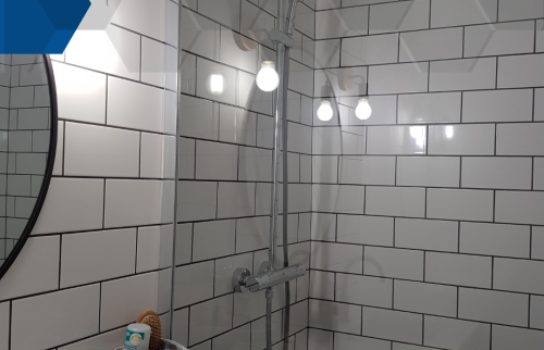 Rénovation Élégante d'une Petite Salle de Bain à Loctudy par La Maison Des Travaux de Quimper
