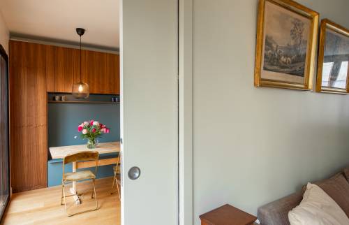 Connexion fluide entre le salon et la salle à manger avec une porte coulissante