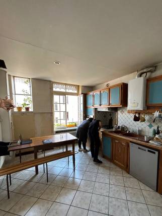 Ancienne cuisine transformée en chambre : vue avant travaux