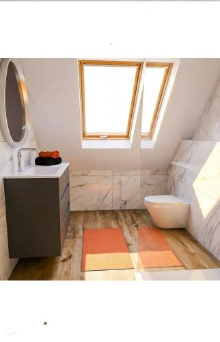Modélisation 3D d'une salle de bain rénovée sous combles avec meuble vasque, WC suspendu et carrelage effet marbre.
