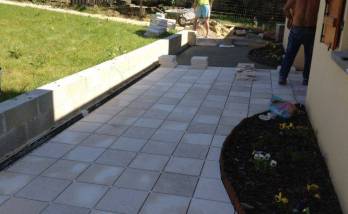Terrasse pavée sous le soleil Bordelais 