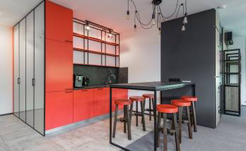 Une cuisine moderne et colorée dans un open space - Paris 17