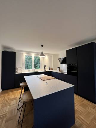 Création d'une grande cuisine ouverte sur le séjour avec îlot central dans un appartement rénové - Nantes 44