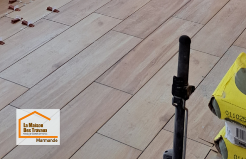 Travaux de rénovation à Fumel : pose technique du sol avec système de nivellement pour un alignement parfait et une finition haut de gamme.