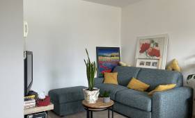 Des murs blancs, texturés, un salon propre et lumineux