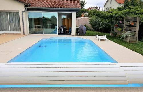 Terrasse et Plage de Piscine - Lyon / Décines