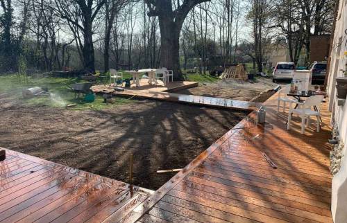 Création d’une terrasse bois avec cheminement extérieur à La Côte-Saint-André : aménagement structurant pour transformer le jardin en pièce de vie dans le Pays Voironnais