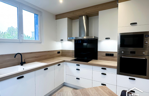 Cuisine de couleur blanche et bois 