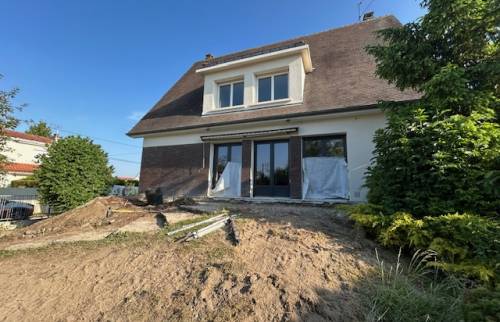 Rénovation extérieure à Sainte-Savine : une terrasse bois et un nouvel aménagement paysager