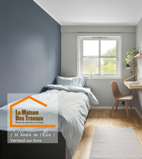 Chambre rénovée à Chérisy : murs et plafond repeints, ambiance douce et moderne, travail signé La Maison Des Travaux Dreux-Anet.