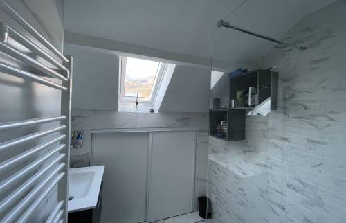 vue d'ensemble de la salle de bain après travaux