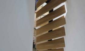 Installation d'un escalier en bois avec marches en chêne et limon central - Pornic 44210