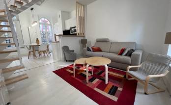 Les murs et plafond du séjour et la cuisine ouverte en fond