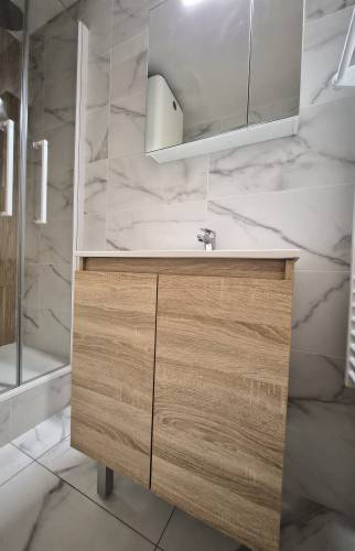 Salle de bains effet marbre et son meuble bois
