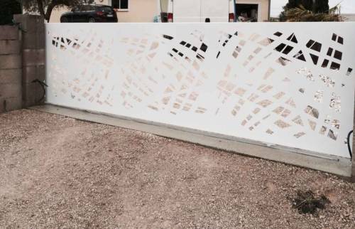 Pose d'un portail électrique coulissant