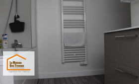 Salle de bain moderne rénovée à Saint-Loup-sur-Semouse avec chauffe-serviette et meuble design. Un projet réalisé par La Maison Des Travaux Vesoul.