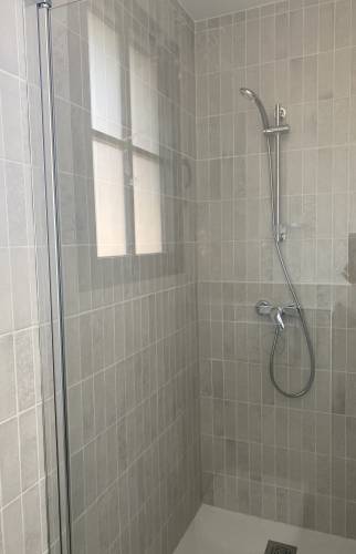 Paroi et faïence murale, colonne de douche 