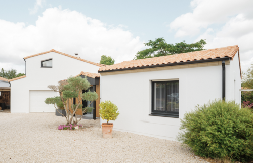 Modifications extérieures en façades à Haute-Goulaine - entrée avec bardage bois