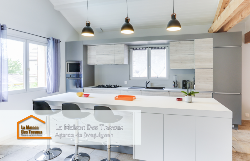 L’îlot central offre un vaste plan de travail, entouré de chaises de bar modernes pour un espace convivial et pratique. Un choix parfait pour ceux qui aiment cuisiner tout en discutant avec leurs invités.