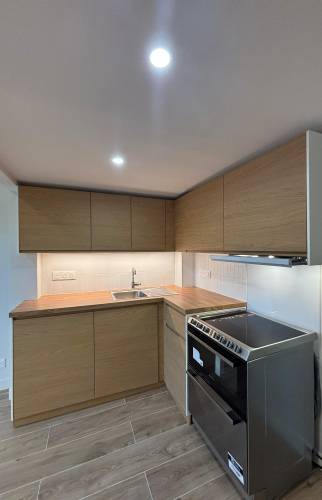 Cuisine fonctionnelle et moderne dans un studio rénové à paris 