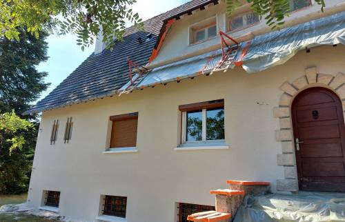 Façade avant en cours de rénovation