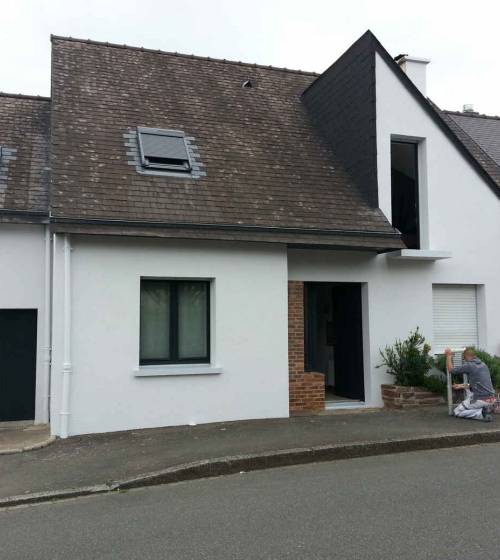 maison avec façade blanche