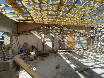 Installation de charpente en cours sur un corps de ferme en rénovation - Alixan 26300