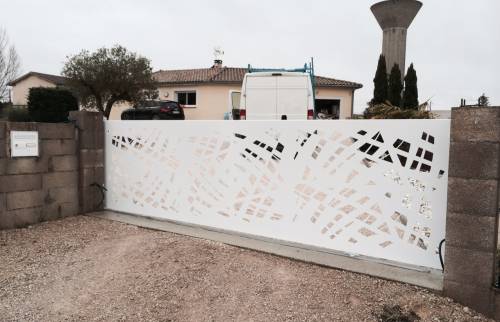 Pose d'un portail blanc motorisé à Bordeaux