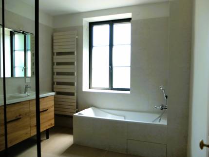 Ecully (69130) : rénovation complète d'une salle de bains avec baignoire, douche et meuble double vasque