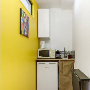 Aménagement kitchenette chaleureuse avec couleurs vives – projet paramédical 2021 à Trélazéamianthe