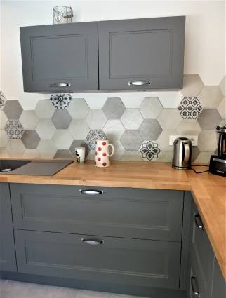 Cuisine rénovée et agrandie dans une villa de l’ouest lyonnais avec crédence carrelée et verrière d’atelier