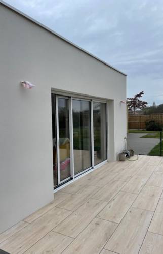 Création d'une terrasse sur plots en carrelage imitation bois