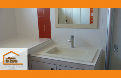 Un meuble vasque design et pratique qui optimise l’espace avec style.